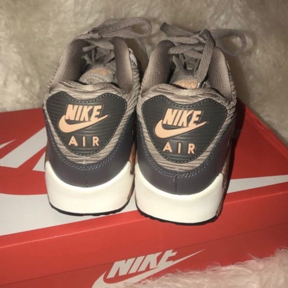 Nike Women’s Airmax - Picture 4 of 4